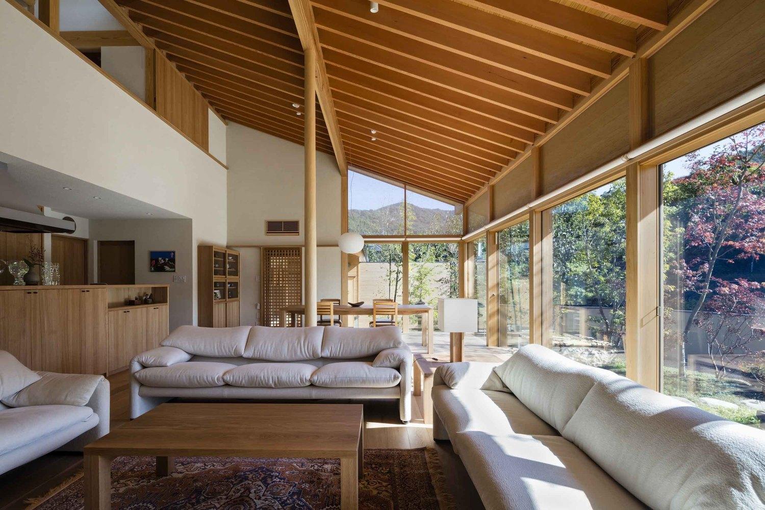 山小屋のような勾配屋根の家